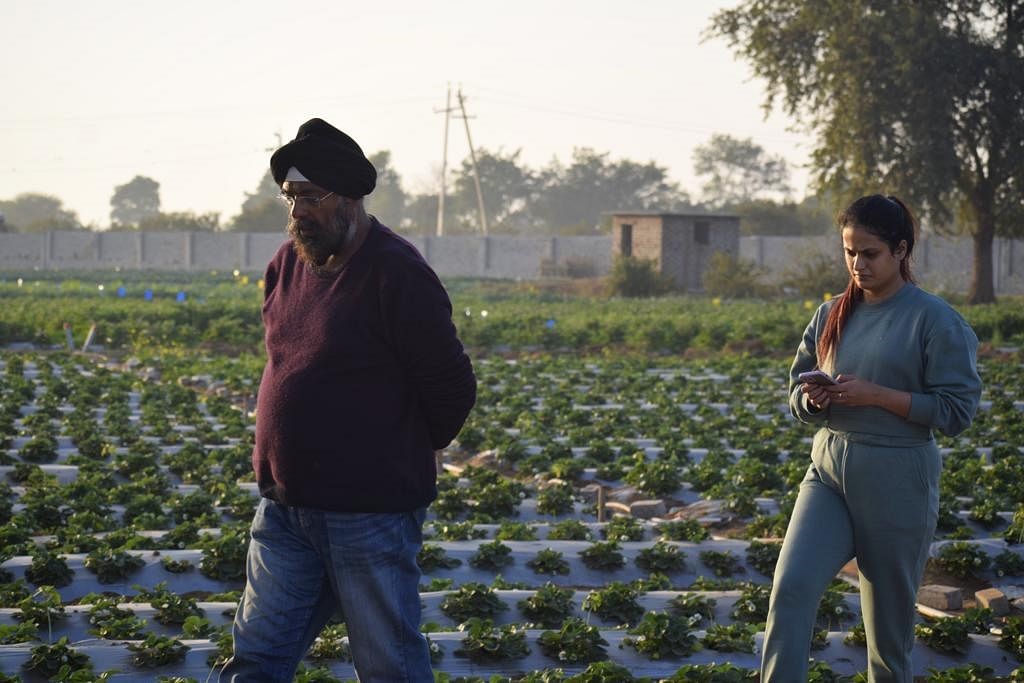 Gurleen Chawla with her father in the feilds.